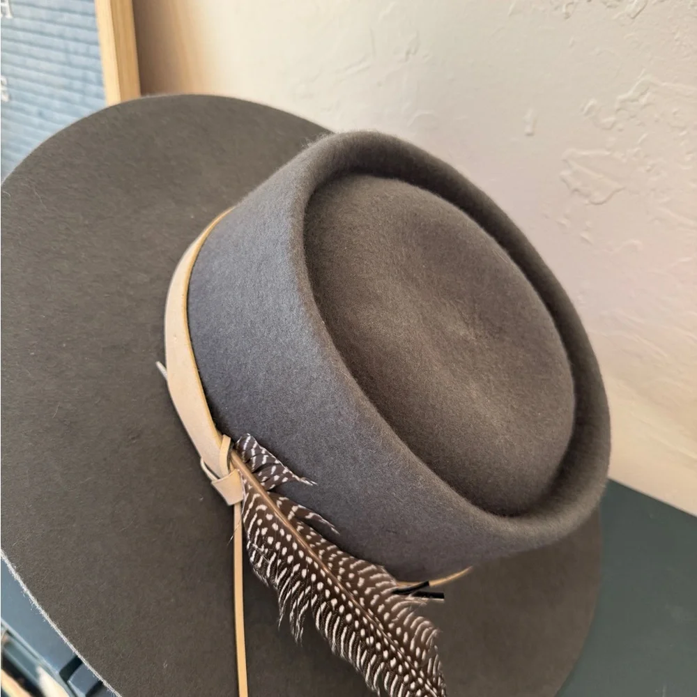 Shyanne Hat with feather - Picture 2 of 3